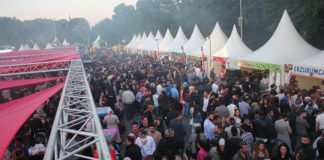 Nacht für Nacht fallen beim "Festi Ramazan" bis zu 19.000 Muslime ein.