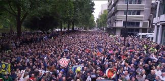 Tausende, zum Teil verfeindete Fußballfans, demonstrieren in London friedlich gegen den Terror.