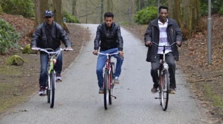 "Flüchtlinge" auf Fahrrad (Symbolbild).
