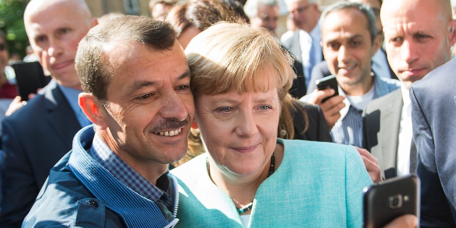 Erfolgreiche Technik der persönlichen Argumentation: Merkel bei einem Selfie mit einem sog. "Flüchtling".