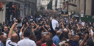 Tausende Fußballfans fanden sich am 24.6. zur bisher größten Anti-Islam-Terror-Demo in London zusammen.