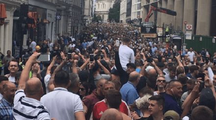 Tausende Fußballfans fanden sich am 24.6. zur bisher größten Anti-Islam-Terror-Demo in London zusammen.