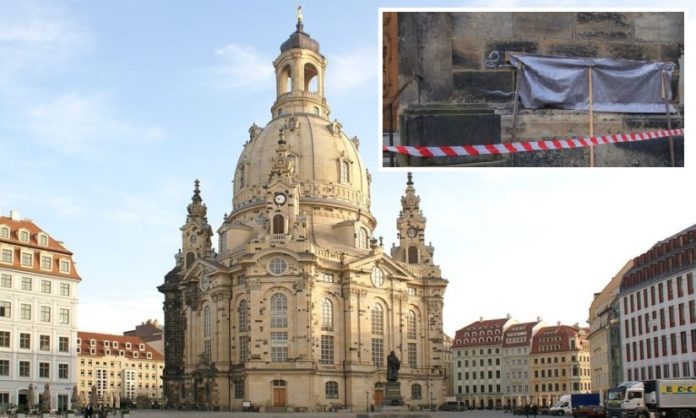 Dresdener Frauenkirche (kleines Bild: die abgedeckte Schmiererei).
