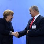 Unterwürfige Geste: Angela Merkel mit Gökay Sofuoglu.