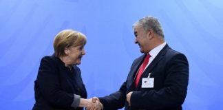 Unterwürfige Geste: Angela Merkel mit Gökay Sofuoglu.