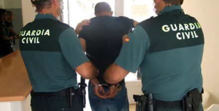 Die spanische Guardia Civil bei der Festnahme eines Täters.