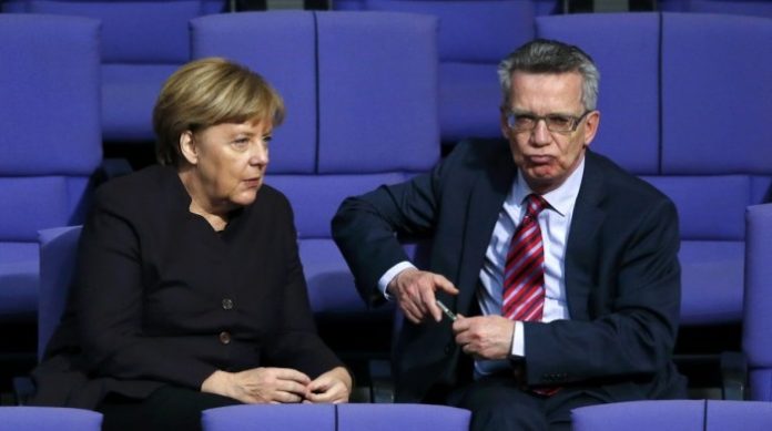 Innenminister de Maizière (r.) wollte einen Polizeibericht über große Erfolge bei deutschen Grenzkontrollen geheim halten.