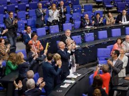 Feiern ausgelassen ihren Triumph: Umvolker Beck und Grünen-Konsorten heute im Bundestag nach Bekanntgabe des Abstimmungsergebnisses.