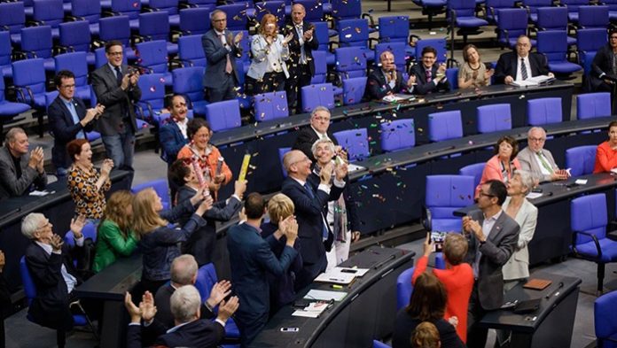 Feiern ausgelassen ihren Triumph: Umvolker Beck und Grünen-Konsorten heute im Bundestag nach Bekanntgabe des Abstimmungsergebnisses.