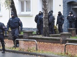 Im November 2016 durchsuchten Polizisten in Hildesheim ein Wohnhaus eines IS-Terroristen.