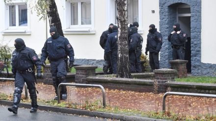Im November 2016 durchsuchten Polizisten in Hildesheim ein Wohnhaus eines IS-Terroristen.