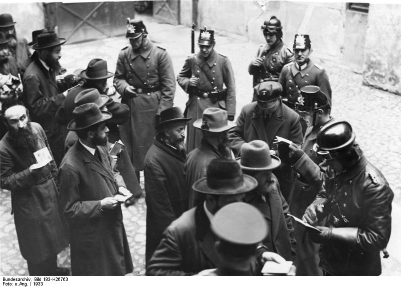 1933: Gross-Razzia der Polizeiabteilung in Berlin, Grenadier- und Dragonerstraße. Eine jüdische Bewohnerschaft eines Hauses in der Grenadierstrasse wird auf dem Hof zur Durchsuchung nach Waffen und Prüfung der Papiere versammelt.