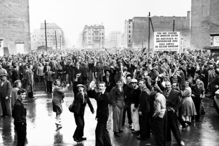 17. Juni 1953: Demonstranten versammeln sich in Ostberlin an der Sektorengrenze.