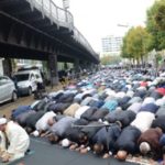 Islamisches Kampfbeten in der Skalitzer Straße in Berlin.