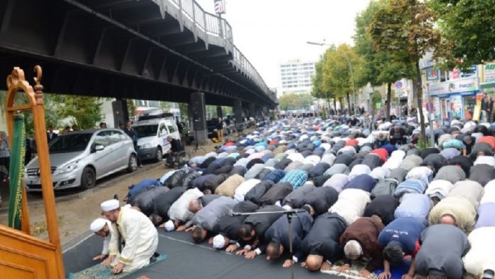 Islamisches Kampfbeten in der Skalitzer Straße in Berlin.