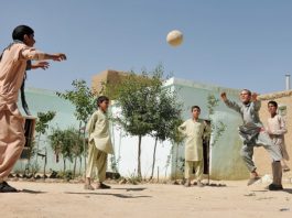 Ball spielende Kinder in Afghanistan.