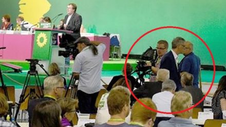 Das dpa-Foto beweist: JouWatch-Reporter Christian Jung stand unmittelbar vor Kretschmann und Gastel.