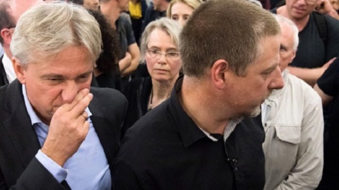 War sichtlich verschnupft: Jürgen Boos (l), Direktor der Frankfurter Buchmesse, musste eine herbe Niederlage gegen den Publizisten Götz Kubitschek einstecken.