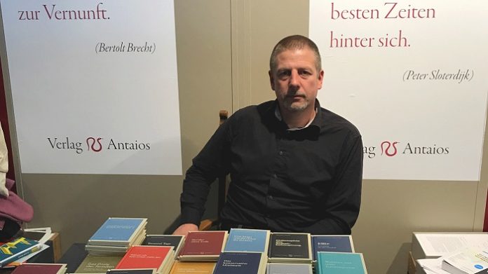 Konnte mehr als zufrieden sein mit dem Verlauf der Buchmesse: Götz Kubitschek am Stand seines Verlags Antaios.