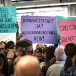 Linke demonstrieren am 14.10. auf der Frankfurter Buchmesse sinnbefreit gegen ein Podium des Antaios Verlags.