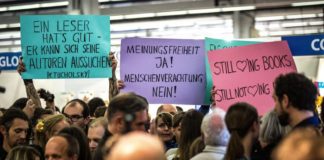 Linke demonstrieren am 14.10. auf der Frankfurter Buchmesse sinnbefreit gegen ein Podium des Antaios Verlags.