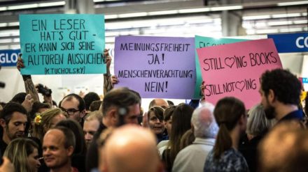 Linke demonstrieren am 14.10. auf der Frankfurter Buchmesse sinnbefreit gegen ein Podium des Antaios Verlags.