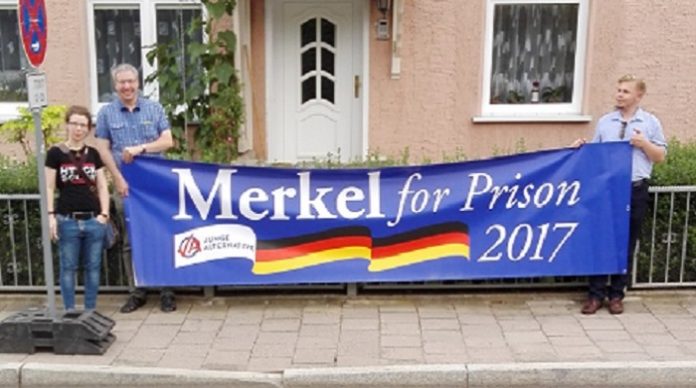 Kreativer Protest beim Wahlkampfauftritt von Angela Merkel in Apolda. (Fotocredit: Prabel)