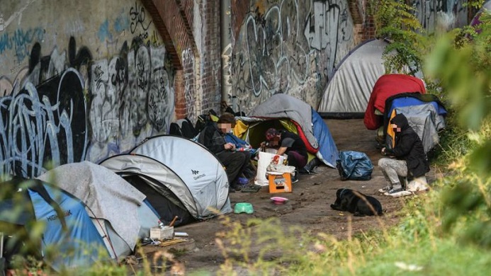 Einer der zahllosen Schandflecke in der deutschen Hauptstadt - Obdachlose im Berliner Tiergarten.