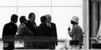 Ein arabischer Terrorist (re.) verhandelt am 05.09.1972 am israelischen Teamquartier im Olympischen Dorf der Münchner Sommerspiele mit Bundesinnenminister Hans-Dietrich Genscher (3.v.l) und weiteren Offiziellen.