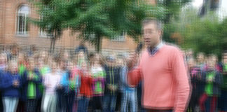 Das Bild des Lehrers Alexander Dankert, der die Kinder gegen die AfD aufhetzte, musste PI nach Drohung juristischer Schritte von Seiten der "Altmarkt Zeitung" wieder entfernen. Hier ist die Gehirnwäsche ohne Verwackelungseffekt zu sehen.