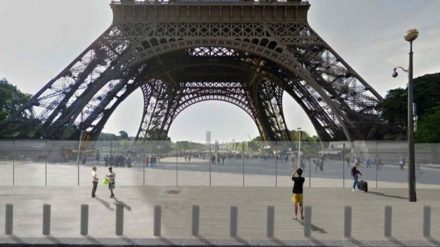 Eine Schutzmauer aus Glas und Betonpoller gegen LKW-Dschihadisten wurden rund um den Pariser Eiffelturm errichtet.