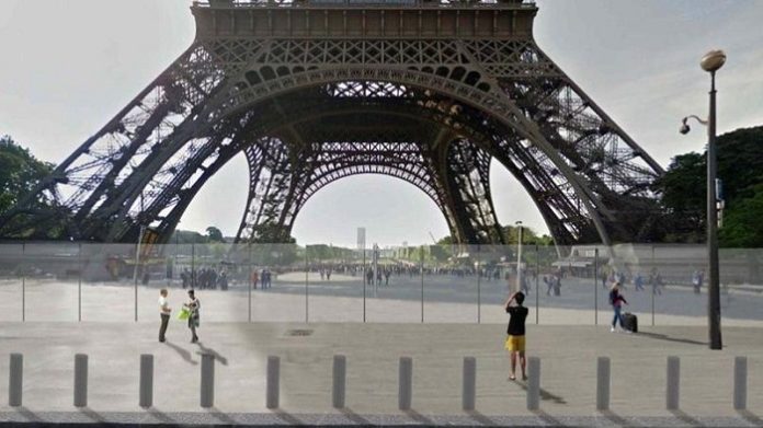 Eine Schutzmauer aus Glas und Betonpoller gegen LKW-Dschihadisten wurden rund um den Pariser Eiffelturm errichtet.