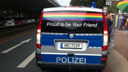 Polizeiwagen am 26.8. im CSD-Einsatz in Bremen.
