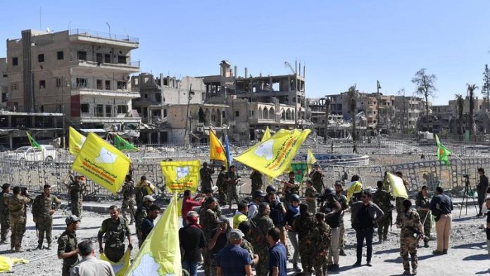 Soldaten der „Syrisch-Demokratischen-Kräfte“ („Syrian Democratic Forces“) in der ehemalige IS-Hauptstadt Rakka.