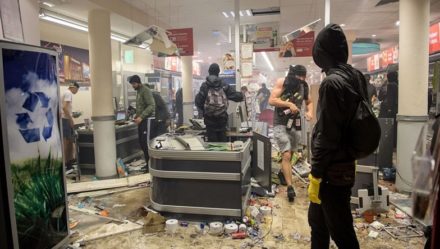 Plünderung eines REWE-Supermarktes in Hamburg anlässlich der G20-"Proteste" am 7.7.2017.