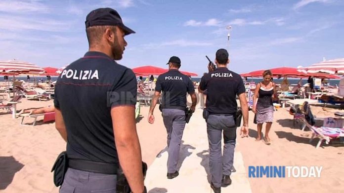 Rimini steht unter Schock: Poliizeibeamte patroullieren am Strand des beliebten italienischen Ferienortes.