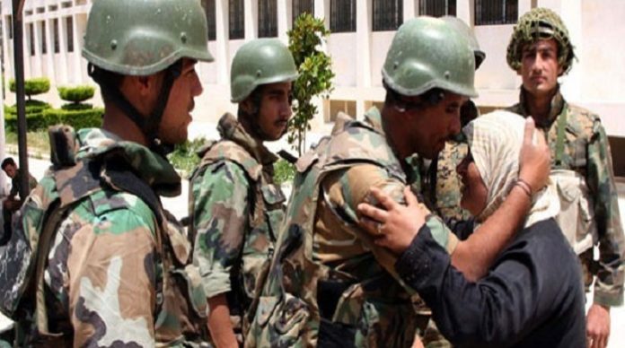 Eine Syrierin bedankt sich bei den Assad-Truppen für die Befreiung ihrer Stadt.