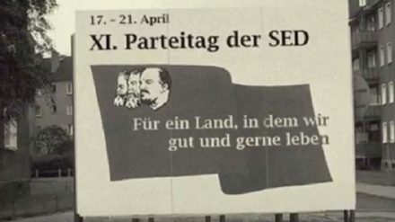 Das im Internet kursierende SED-Plakat zum elften Parteitag der DDR-Staatspartei hat sich als Fake herausgestellt.