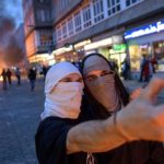 Event-Charakter - Linksextremisten machen Selfies vor brennenden Barrikaden.