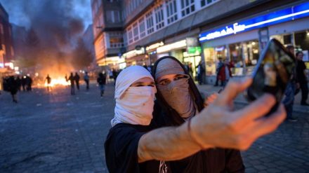 Event-Charakter - Linksextremisten machen Selfies vor brennenden Barrikaden.