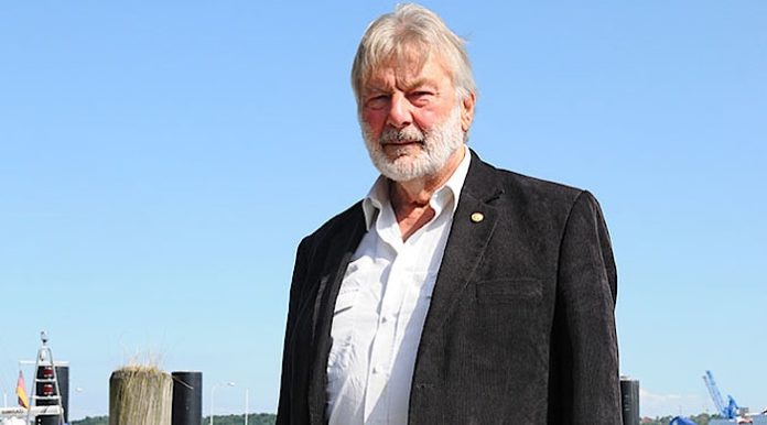 Eine öffentliche Podiumsdiskussion, die der Landesbeauftragte für Flüchtlings-, Asyl- und Zuwanderungsfragen, Stefan Schmidt (76, Foto), zusammen mit der Kieler Bezirksgruppe von „Amnesty International“ am 6. September in der Landeshauptstadt veranstaltet, soll ohne Teilnahme der AfD stattfinden – damit dies gelingt, wurden ausschließlich Vertreter jener Parteien eingeladen, die derzeit an Landesregierungen oder an der Bundesregierung beteiligt sind.