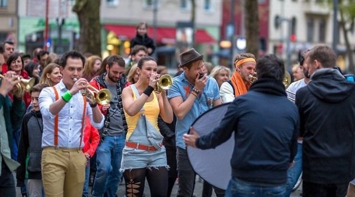 „Bunt statt Bla“-Protest gegen Rechts in Köln.