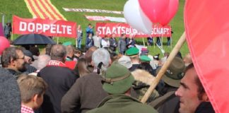 Rund 300 Personen nahmen Anfang Oktober an der Kundgebung der Süd-Tiroler Freiheit für Selbstbestimmung und d0ppelte Staatsbürgerschaft am Brenner teil.