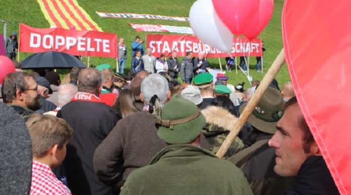 Rund 300 Personen nahmen Anfang Oktober an der Kundgebung der Süd-Tiroler Freiheit für Selbstbestimmung und d0ppelte Staatsbürgerschaft am Brenner teil.