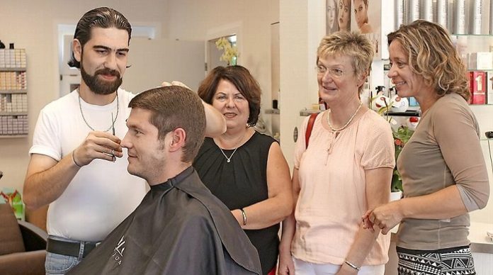 Kevin Freiwald vom Jobcenter hat den Haarschnitt von Mohammad Hussain Rashwani im August 2016 noch unblutig überlebt - im Gegensatz zu Friseurladen-Chefin Ilona Fugmann (schwarzes Oberteil).