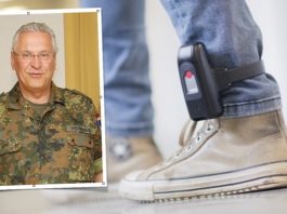 Joachim Herrmann, CSU: "Sicherheit durch Stärke!" (Fußfessel / Symbolbild).