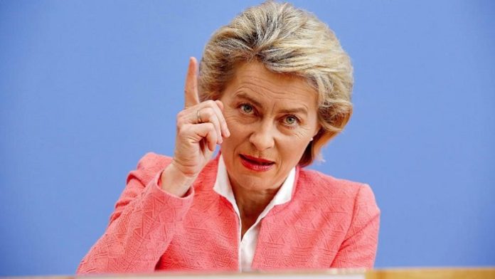 Hält nichts von Gewaltenteilung: Verteidigungsministerin Ursula von der Leyen.