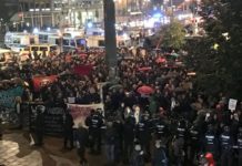 Die gewaltbereite Rote SA marschiert vor dem Gebäude der AfD-Wahlparty auf: "Ganz! – Berlin! – hasst die AfD!"