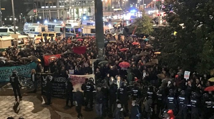 Die gewaltbereite Rote SA marschiert vor dem Gebäude der AfD-Wahlparty auf: 