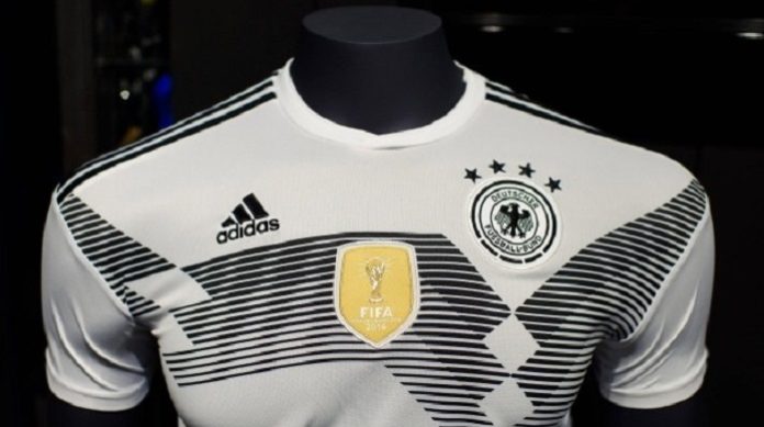 Grau und trist - einzig das Wappen für den Weltmeister von 2014 leuchtet golden.